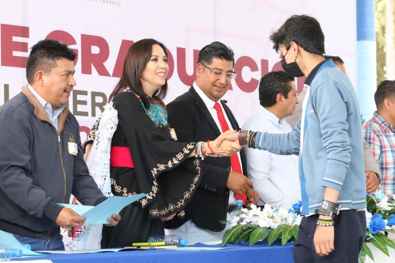 Egresan más de 200 jóvenes del Cobaem Cherán; el plantel invierte 4.3 mdp en infraestructura